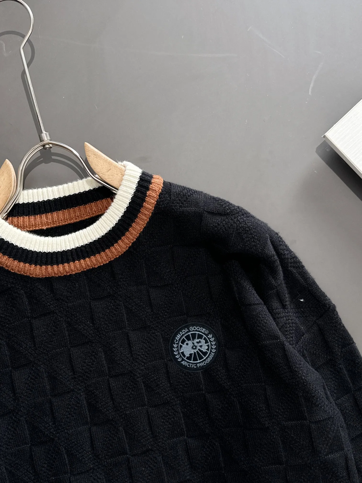 Next day shipping P360 Big Goose 2025 official website latest autumn and winter sweaters, popular models are on sale at the same time at the counter! Specially made of wool blended fabric. It feels comfortable and can be directly in contact with the skin. The logo badge is exquisitely embroidered, which is extremely eye-catching! The details highlight the fashionable charm of big brands. Exquisite workmanship. Three-dimensional cutting style. The wearing effect is invincible and handsome! All three standards are complete! Size: M-3XL